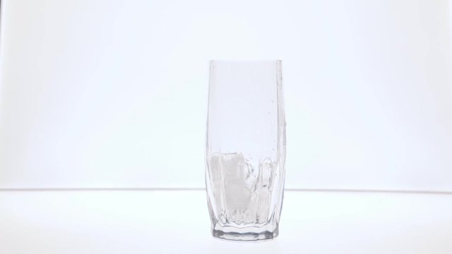 в стеклянный стакан насыпают лед