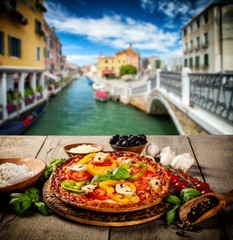 Fototapety  Rustykalna pizza ze starym miastem Włochy w tle