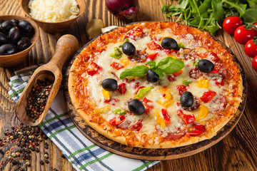Fototapety  Rustykalna pizza ze składnikami, widok z góry top