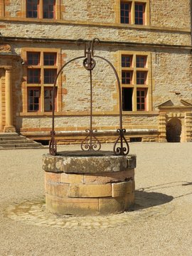 Bourgogne - Saône-et-Loire - Cormatin - Puits dans la cour du château