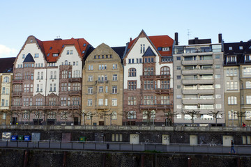 Fototapeta na wymiar Wohnhäuser an der Rheinpromenade,