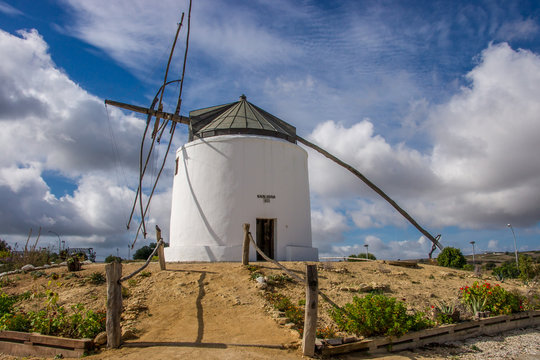Historische Windmühle vor Schäfchenwolken