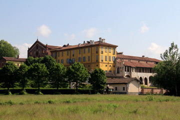 Il complesso dell'abbazia cistercense di Morimondo visto da sud