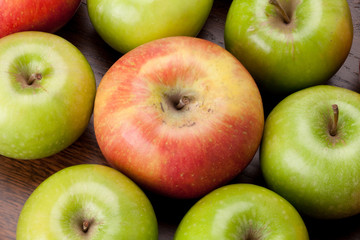 royal gala in the center of  granny smith apples