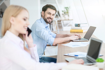 Obraz premium Successful workers are typing on computers