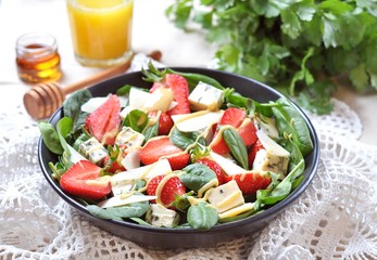 Salad with spinach, strawberries, blue cheese and parmesan