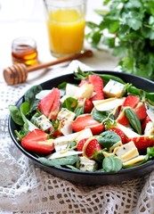 Salad with spinach, strawberries, blue cheese and parmesan