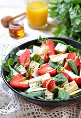 Salad with spinach, strawberries, blue cheese and parmesan