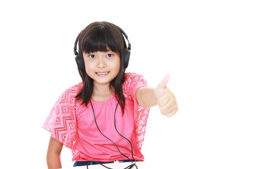 ヘッドフォンをする女の子