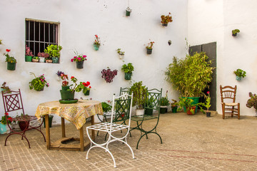 Fototapeta na wymiar Gartenstühle in einer stillen Ecke auf der Terrasse