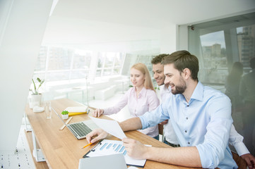 Fototapeta premium Mądrzy pracownicy pracują we współpracy