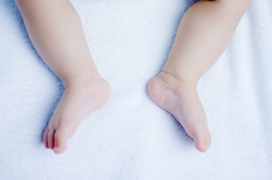昼寝をしている日本人の赤ちゃんの足