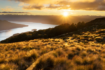 Schöner Sonnenaufgang von Luxmore Hut, Kepler Track © naruedom