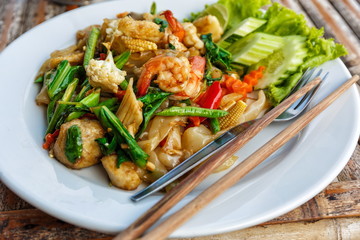 Fried vegetables and seafood in sauce