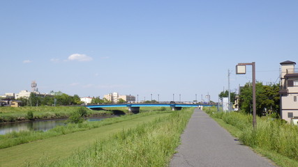 青い橋のある風景