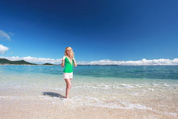 Fototapeta na wymiar 海辺で遊ぶ笑顔の女性 