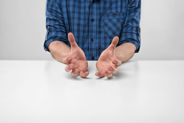 Obraz premium Masculine hands showing the size of something.