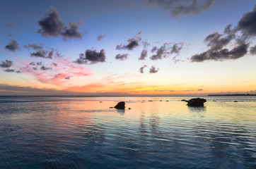 Fototapeta na wymiar Sunset over a few rocks in the ocean on Eleuthera (Bahamas)