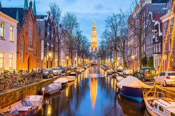 Foto op Plexiglas Amsterdamse grachten met brug en typisch Nederlandse huizen in Netherl © orpheus26