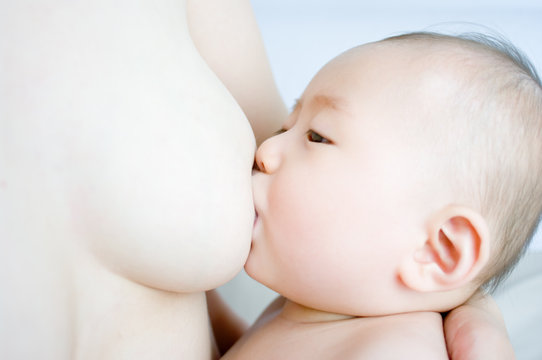 おっぱいを飲む日本人の赤ちゃん