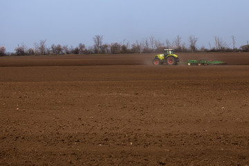 Obraz premium Spring tillage of arable land