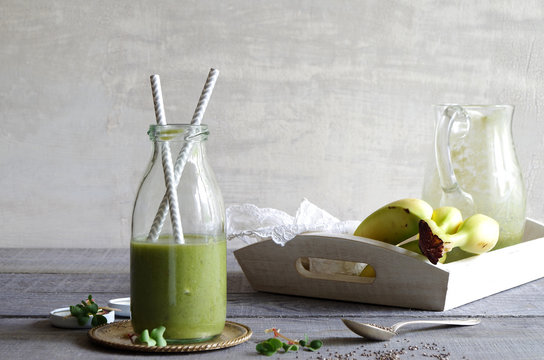 Weizengras-Bananen-Smoothie mit Radieschenkresse und Chia-Samen