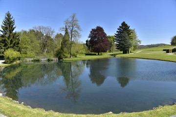 Obraz premium L'étang du Moulin et ses reflets aux Jardins d'Eau d'Annevoie