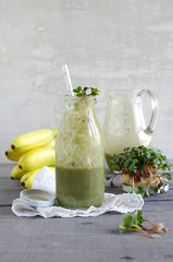 Weizengras-Bananen-Smoothie mit Radieschenkresse