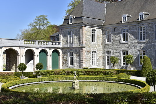 La pièce d'eau circulaire de la cour de château de Rouillons aux Jardins d'Eau d'Annevoie