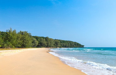 Fototapeta na wymiar Uninhabited beach on a tropical island