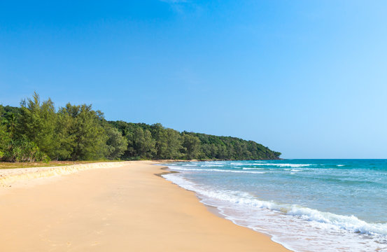 Uninhabited beach on a tropical island © udovichenko