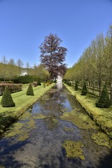 Le canal inférieur des Jardins d'Eau d'Annevoie au printemps au milieu de la verdure luxuriante 