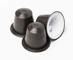 Capsulas de café color marrón aisladas en fondo blanco