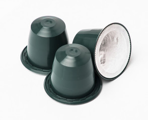 Capsulas de café color verde aisladas en fondo blanco