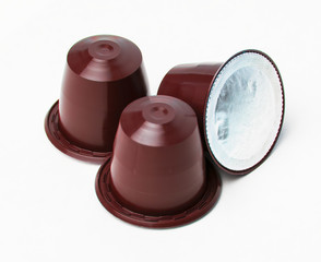 Capsulas de café color rojo aisladas en fondo blanco