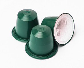 Capsulas de café color verde aisladas en fondo blanco