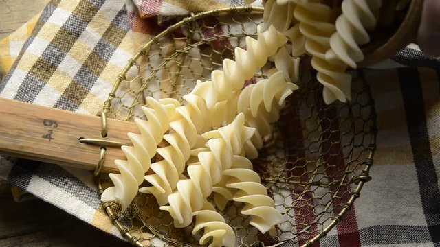 Pasta Fusilloni List of pasta Liste von Pastaformen Liste de p&acirc;tes فهرست پاستا قائمة الباستا Listi yfir pastategundir Tipi di pasta Anexo : Pastas Italia Cucina italiana