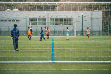 練習に励むサッカー少年たち