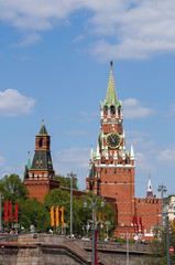 Fototapeta na wymiar Spasskaya tower and the Red square in Moscow 