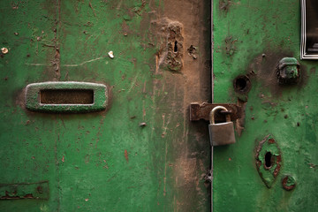 altes Türschloss an einer verwitterten Haustüre