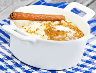 Milchreis mit Zimt und Zucker - Zimtstange