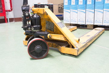 Hydraulics and wheels of the Hand pallet truck