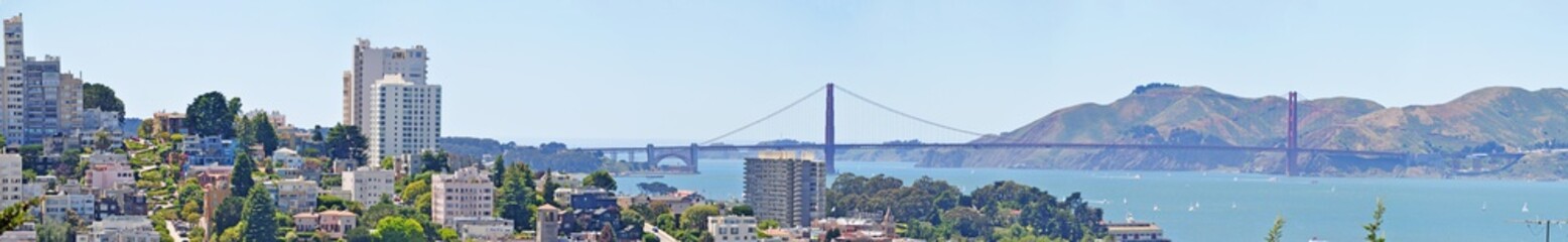 Fototapeta na wymiar San Francisco, California, Usa: skyline e vista panoramica del Golden Gate Bridge il 9 giugno. Il ponte, inaugurato nel 1937, è diventato il simbolo della città di San Francisco nel mondo