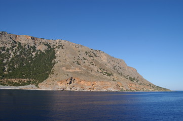 Fototapeta na wymiar Kahle Steilhänge an der Südküste Kretas
