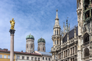 Fototapeta na wymiar Deutschland, München, Marienplatz: Skyline mit Mariensäule, Frauenkirche und Neues Rathaus im Zentrum der bayrischen Hauptstadt