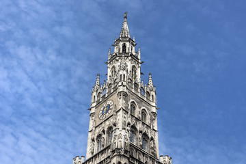 Fototapeta na wymiar Marienplatz, München: Blauer Himmel mit Spitze vom Hauptturm Neues Rathaus