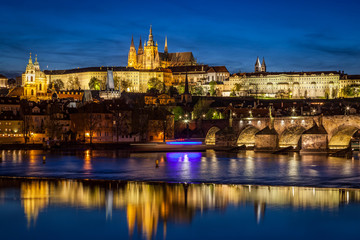 Praagse burcht, Hradcany die & 39 s nachts in de rivier de Moldau in Praag, Tsjechië weerspiegelt