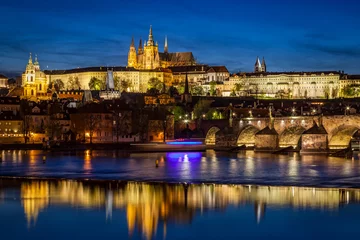 Afwasbaar Fotobehang Praag Praagse burcht, Hradcany die & 39 s nachts in de rivier de Moldau in Praag, Tsjechië weerspiegelt