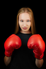Frau mit roten Boxhandschuhen