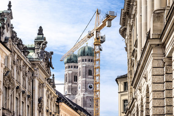 München: Häuser Fassaden mit Kran und Frauenkirche im Hintergrund